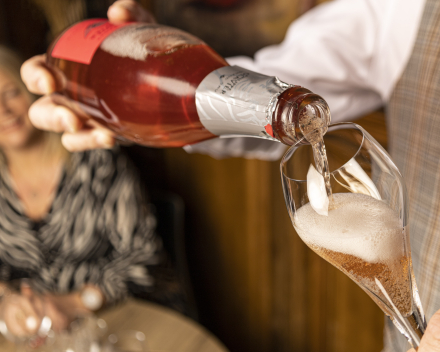 Op zoek naar leuk geschenk, cadeaubon of feestwijnen   ? Wijnen Vansteenkiste zorgt er voor. 