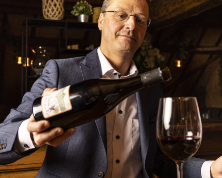 Op zoek naar leuk geschenk, cadeaubon of feestwijnen   ? Wijnen Vansteenkiste zorgt er voor. 