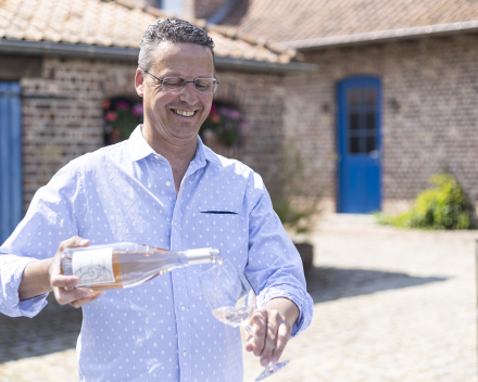 Geniet van een stralende zomer met een lekker glas wijn van  Wijnen Vansteenkiste 
